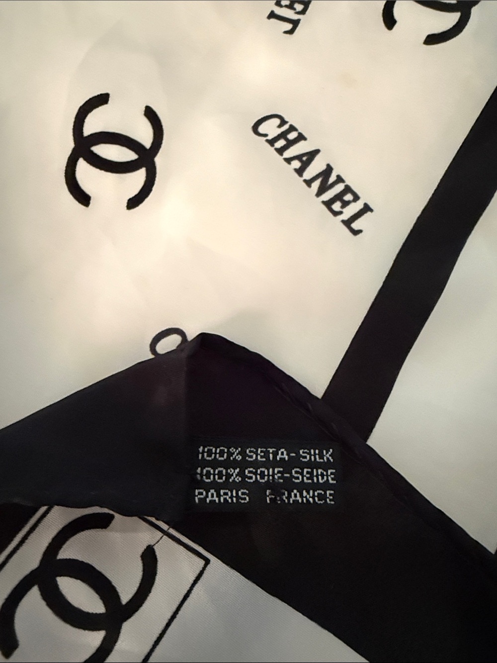 100% silk AUTHENTIC CHANEL SCARF
Navy blue and white